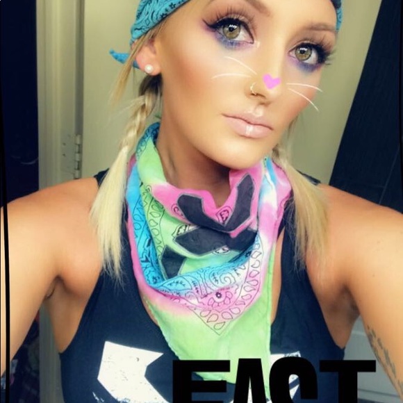 Meet your Posher, Mari 🦋💜 - Picture 2 of 8